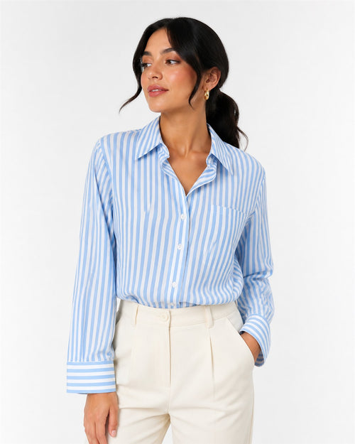 Modelo 1080x1350: 008-blusa-rayada-cuello-puntiagudo-bolsillos.jpg